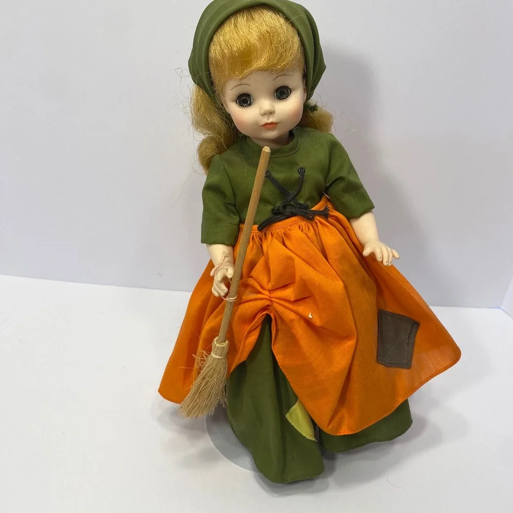 Madame Alexander Poor Cinderella Doll Excellent Vintage Broom Sleepy Eyes